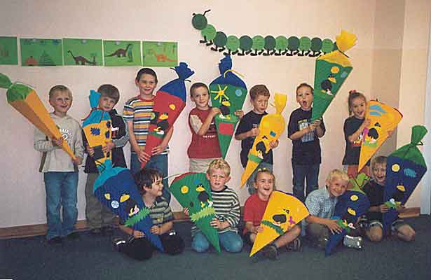 Kinder mit Schult&uuml;ten